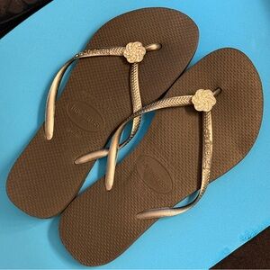 Havaianas slim silver metallic flip flops with rhinestone flower size 39-40 NWOT